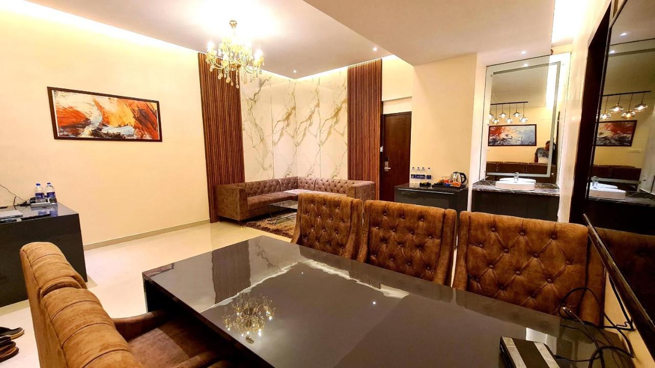 Galaxy Club & Hotel Bijāpur 外观 照片